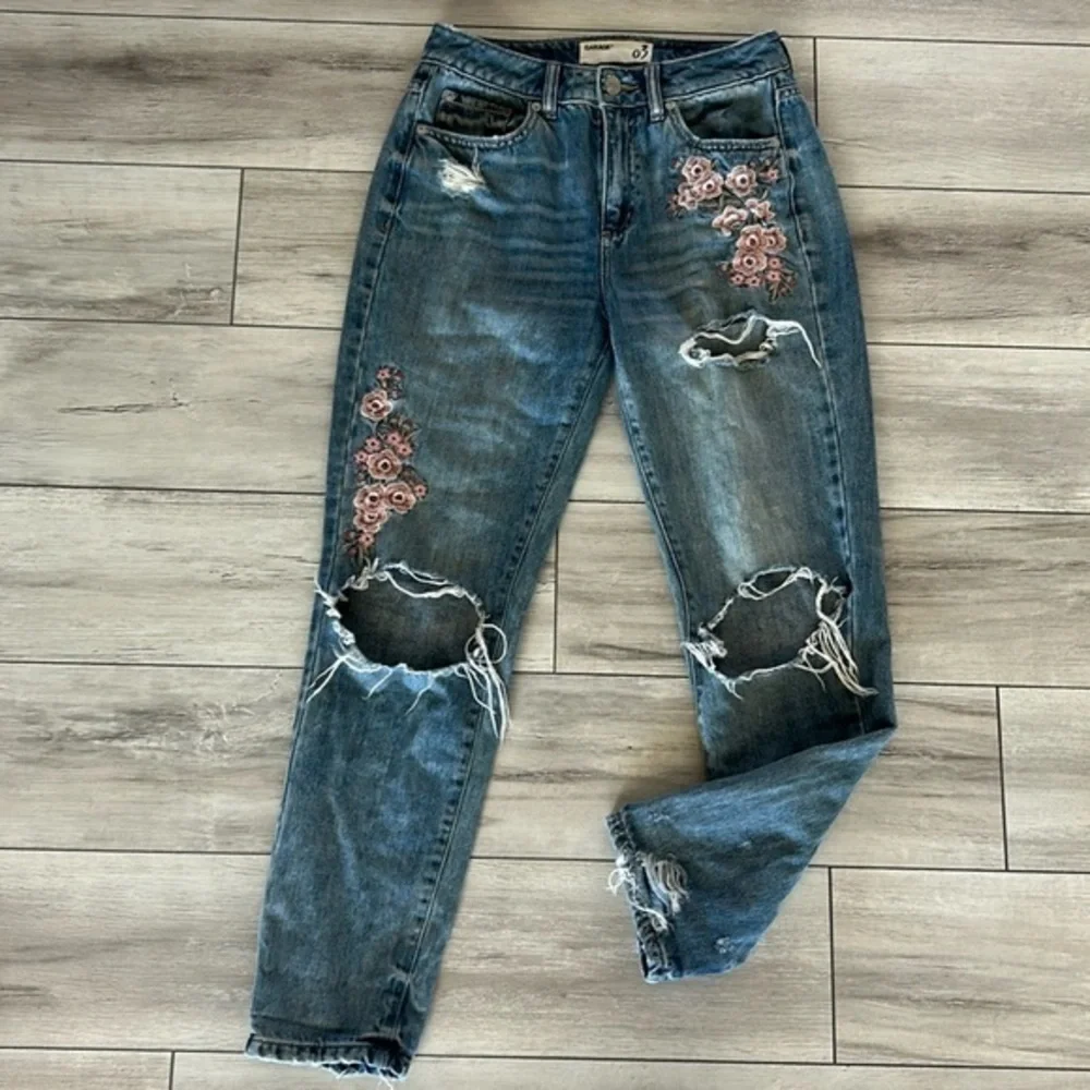 Garage MOM jeans embroidered distressed size 3